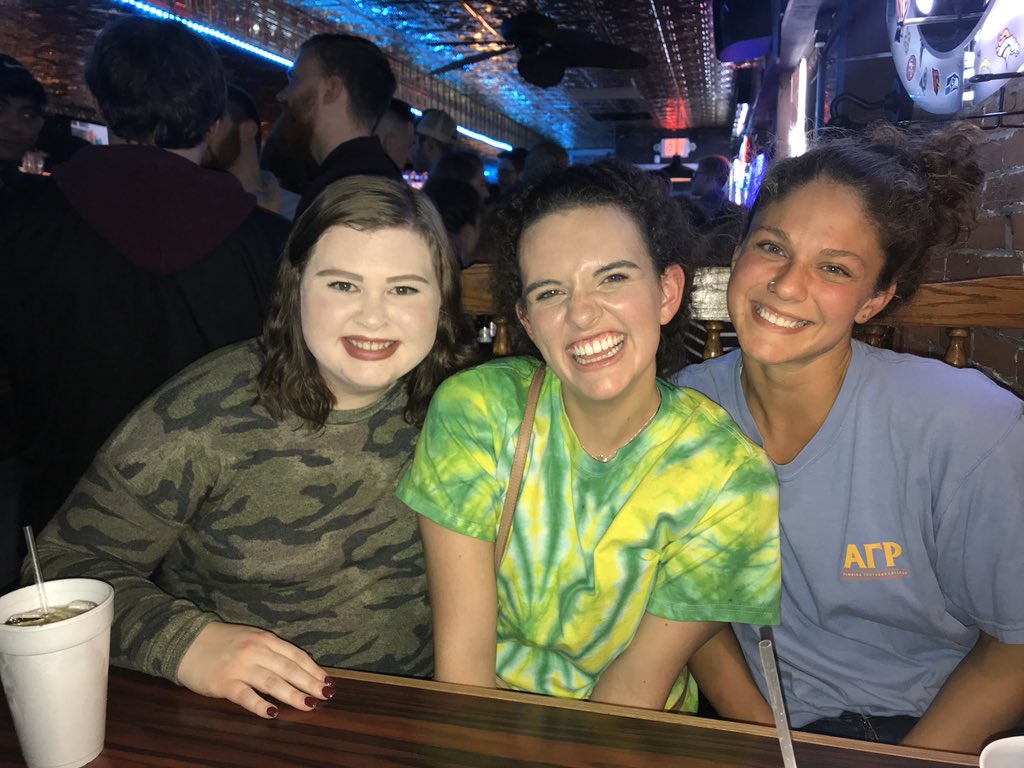 EmmaHiigel's tweet image. Last night was weird seeing so many people from high school but so thankful I got to catch up with my girls ♥️