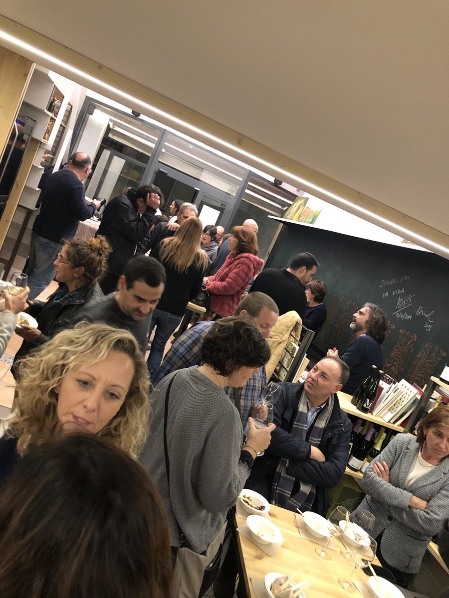 flavorcook's tweet photo. Un maridaje bien redondo con el timbal de espigalls, fesols, patatas y calçots de la taberna La Premsa de St Pere de Ribes, y el vino blanco ‘Perill Blanc’ de la bodega #ClosLentiscus presentado en @MonVi_Enologia para @laLlotjaDO 😍🍽🍇🍷 #lallotjaterraimar #Garraf https://t.co/12s67Tezd1