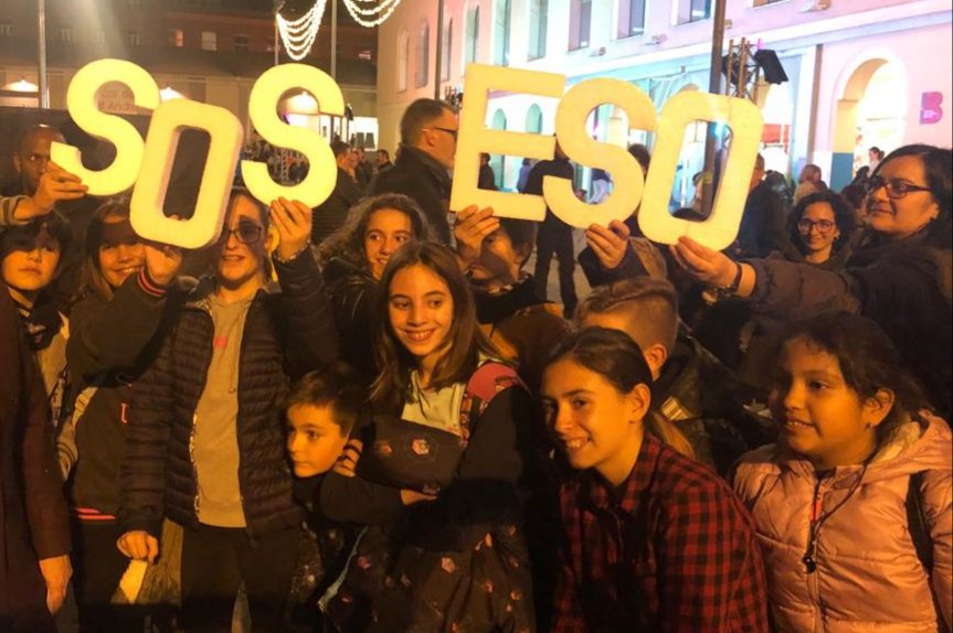 AVSantAndreuSud's tweet image. Les families Andreuenques angoixades per la manca de places de secundària, han anat a l'encesa de llums de Nadal de BCN a Can Fabra per deixar de ser invisibles
SOS ESO Sant Andreu!