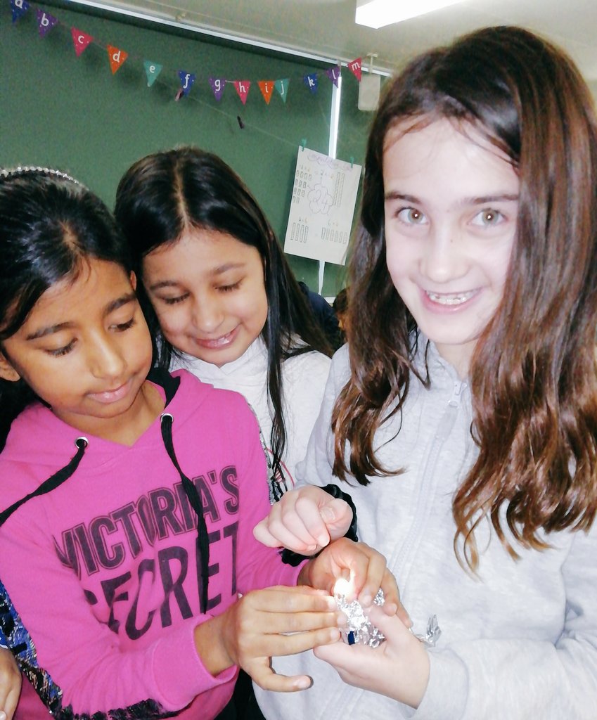 MissTobieLHS's tweet photo. 💡🔋 We set the children a challenge - Can you illuminate a bulb with just a battery and some foil? This group cracked it!! 
#ScienceLHS https://t.co/WqXwOBeXdf