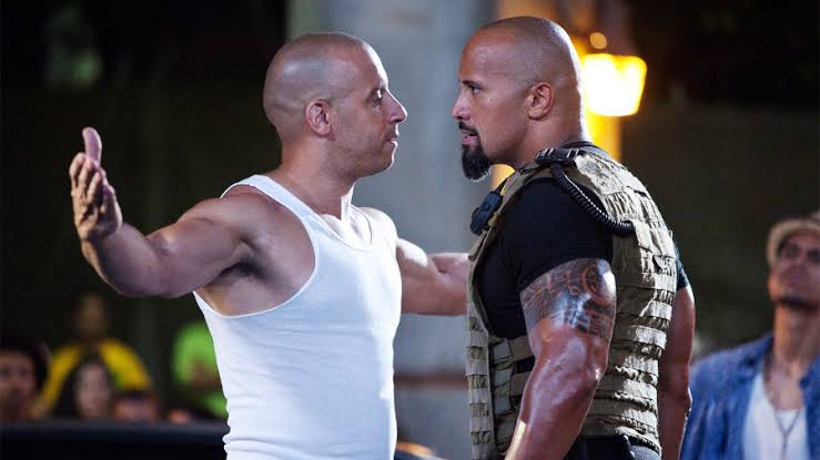 Lilo on X: Acho que um dos caras mais complexados com altura é o Vin  Diesel. Ele aparece da mesma altura do The Rock no filme, mesmo ele falando  que tem 1,82m