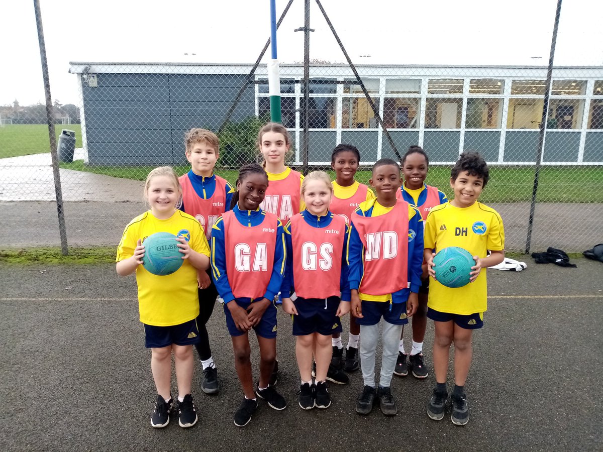 DeHav_Sport's tweet photo. Great afternoon of Netball for the Hatfield schools. Lots of enjoyment and some great play on show. Well done everyone. Big thank you to Ridgeway Academy for the Venue. 

#Netball #HatfieldSchools https://t.co/gWY9PPMcIo