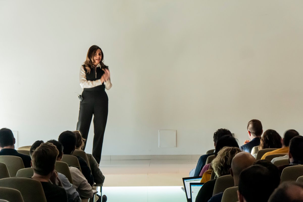 GrupoCosentino's tweet photo. Nuestra CIO, Gemma Hernández, da comienzo al #MicrosoftDay, hablando de nuestro propósito corporativo: "Inspirar a las personas a través de espacios innovadores". 👩‍💻👨‍💻

@MicrosoftES https://t.co/gqUbZdxcES