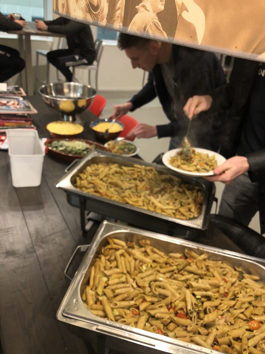 Twee keer in de week eten bij <a href="/herberghetplein/">Herberg ‘t Plein</a>. Helaas vanavond geen plek voor <a href="/DOS46/">DOS'46/VDK Groep</a> maaaar.. ze brengen het gewoon op de trainingslocatie! Wat een service van <a href="/JaapMeppel/">Jaap de Boer</a> en werknemers! <a href="/ankie_nu/">Ankie Smid</a> jullie bedankt voor de gastvrijheid! #samennaardetop