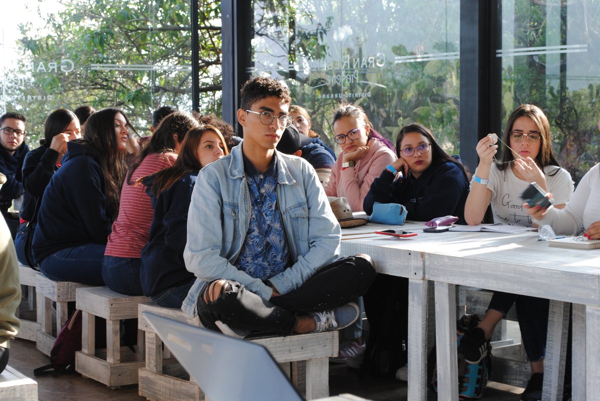 SEDESOMpioQro's tweet photo. Impartimos una Conferencia de Ciudades Sostenibles, platicamos con los chicos de lo que se está haciendo en el Municipio. Tanto en Medellín como en Querétaro, sigamos haciendo la diferencia, sumando esfuerzos haremos cambios positivos en nuestros Municipios. #HagamosLaDiferencia https://t.co/5pg7EWEnWZ