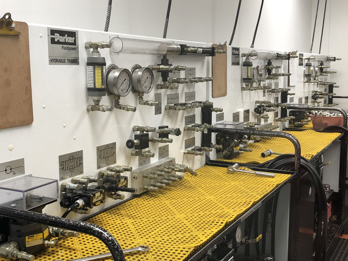 TechFmm's tweet image. Women in Trades trip to Humber College Center for Technology Innovations. @FMMtweets @fmmrobotics2019 @TechFmm #womenintech #humbercowd #womenintrades