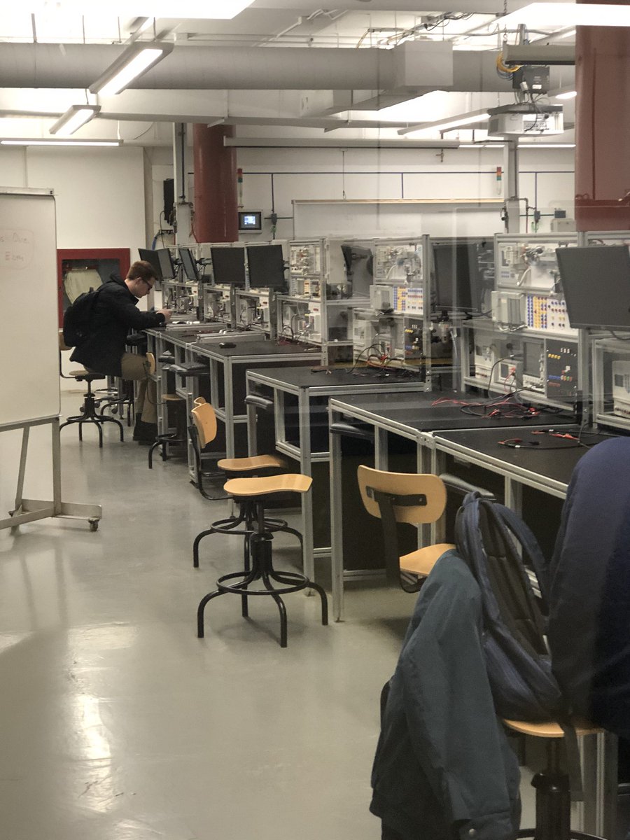 TechFmm's tweet image. Women in Trades trip to Humber College Center for Technology Innovations. @FMMtweets @fmmrobotics2019 @TechFmm #womenintech #humbercowd #womenintrades