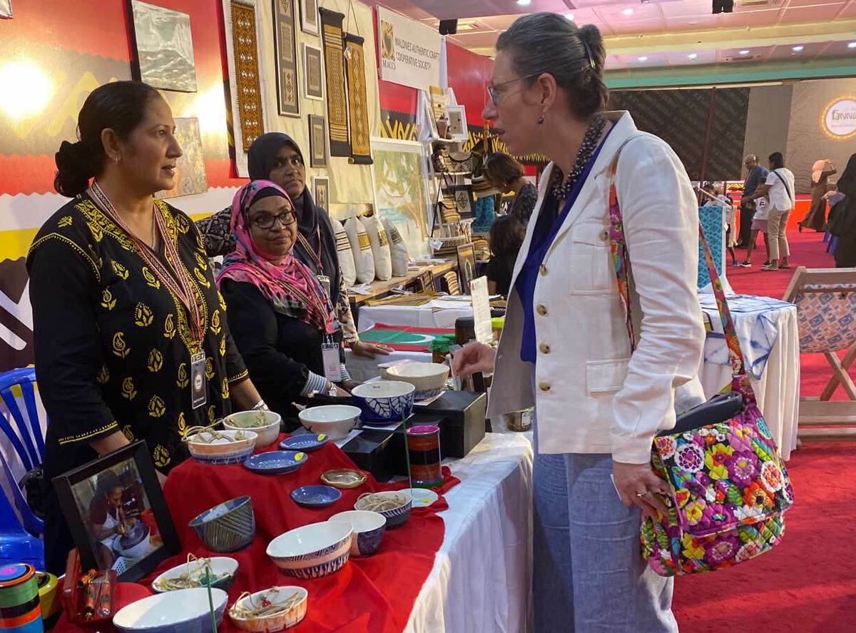 Wonderful to chat with @USAmbSLM  at our stall at <a href="/fannuexpo/">Fannuexpo</a> , thank you for stopping by to #supportsupportivewomen 🇲🇻