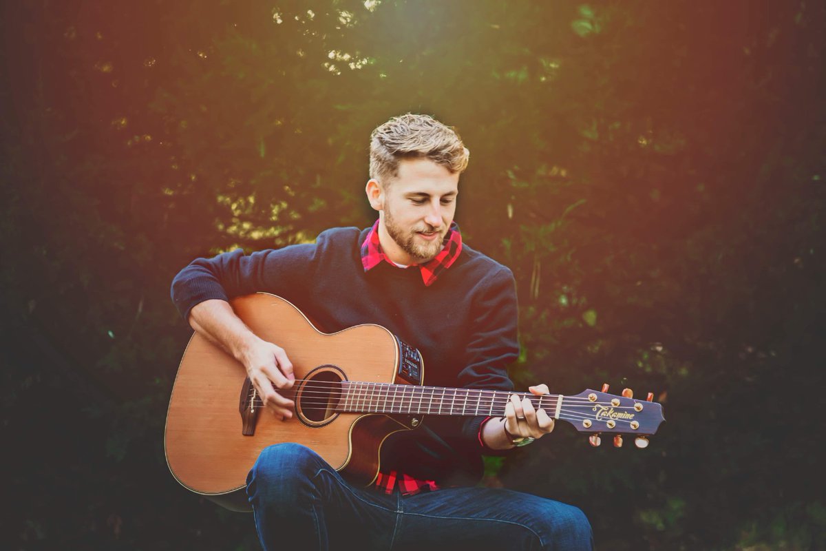 JakeHoultMusic's tweet photo. Happy Thanksgiving! 🦃 Christmas single and video coming TOMORROW! 🎄 https://t.co/A1VJhpjjQL