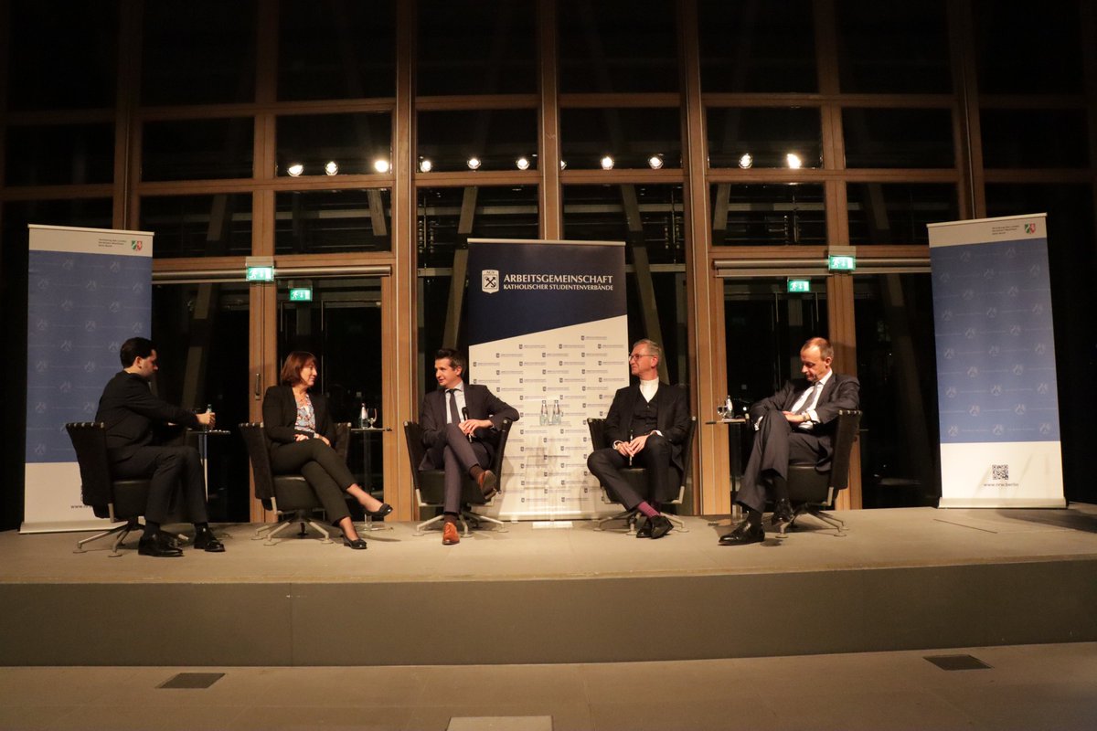 NRW_in_Berlin's tweet photo. Staatssekretär @markspeich würdigt 50jähriges Bestehen von @AGVkatholisch mit Vorsitzendem @qx_sieben 
@_FriedrichMerz eröffnet Podiumsdiskussion mit Impuls zu #Freiheit in Zeiten der #Digitalisierung und zur Zukunft von #Ökonomie und #Ökologie
#AGV #BotschaftDesWestens https://t.co/kqFD0Cdcaq