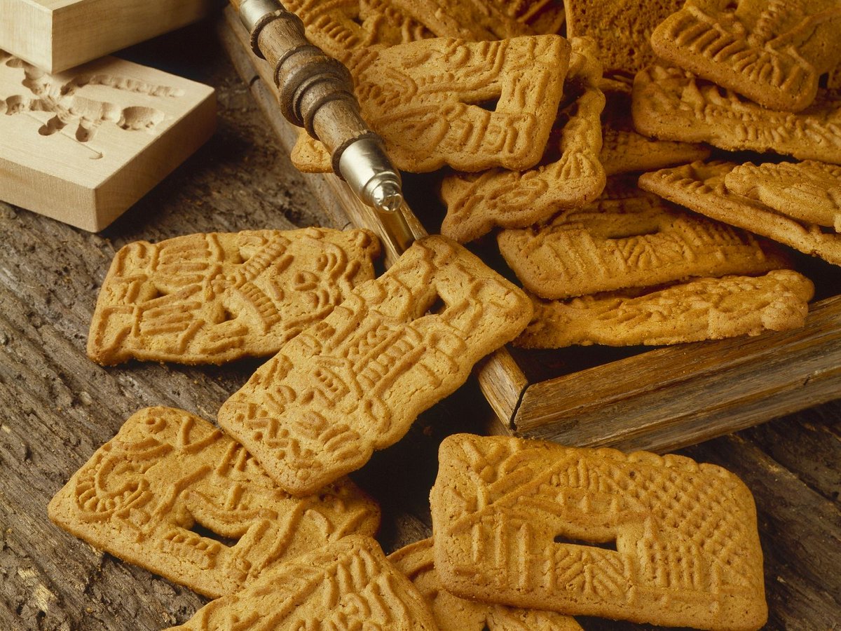 Another old, famous Christmas buscuit commonly produced with molds is Spekulatius, probably originating in The Netherands and Belgium, they are a German Christmas staple. A spiced biscuit dough is the most popular but there are also varieties like almond or butter Spekulatius.