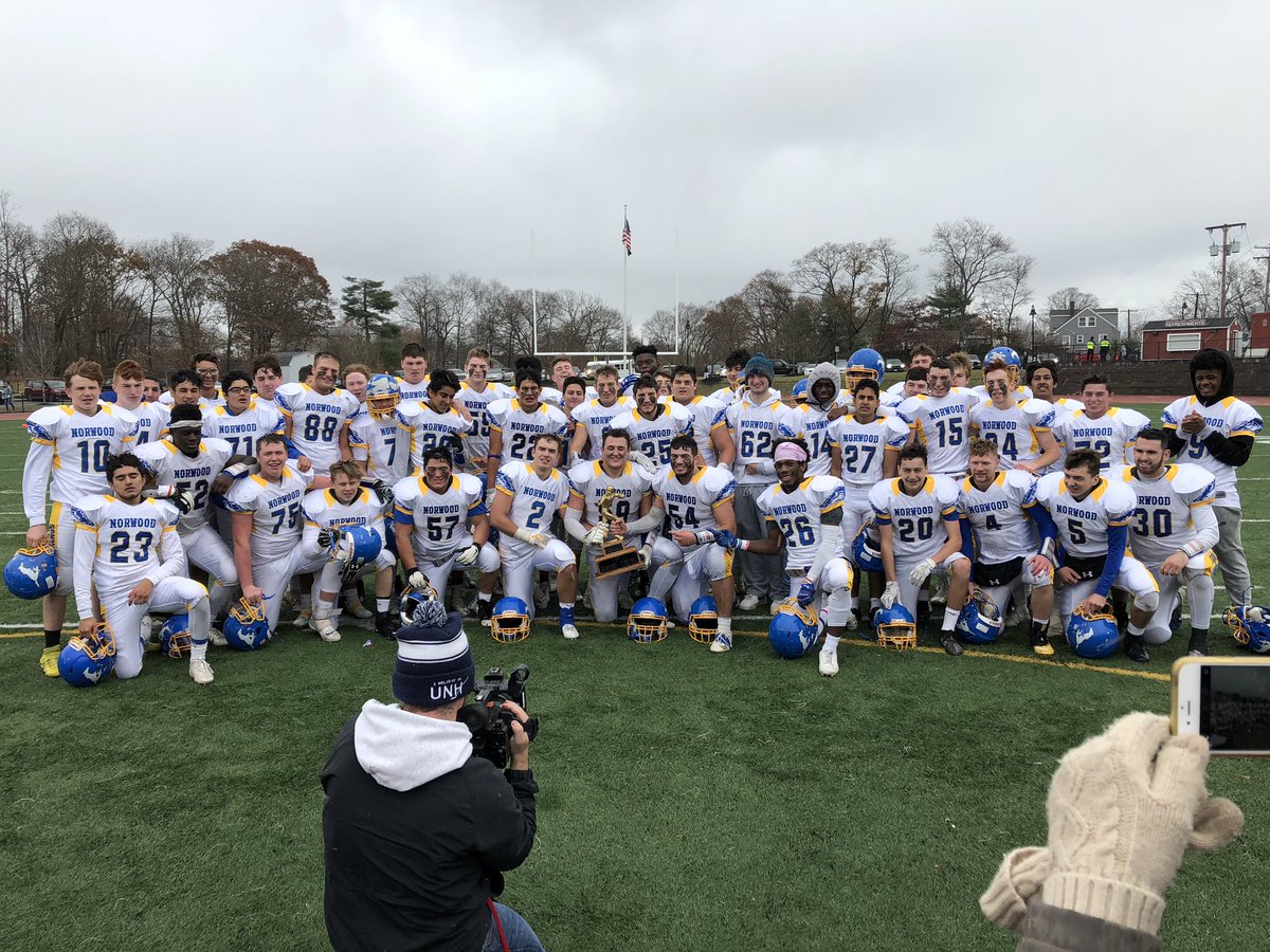 NHS_Mustangs's tweet photo. Football:
Norwood: 10
Dedham: 7
Final
Anthony Demera with the 32yd FG to win it with no time remaining for the Mustangs!
#goUstangs https://t.co/lUPsi7AzjP
