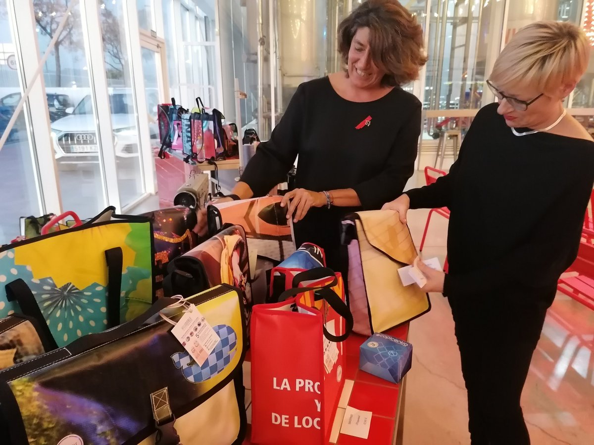 ArrabalAID's tweet photo. La Fábrica @CervezaVictoria acoge a 19h. la presentación de #HiloDoble proyecto de @AsimaMalaga y @ArrabalAID ante 200 representantes de la vida política, social y cultural de Málaga y donde se nombra #madrina del proyecto a la actriz malagueña @adelfa_calvo. Últimamente todo!! https://t.co/MTbaXjjDBm