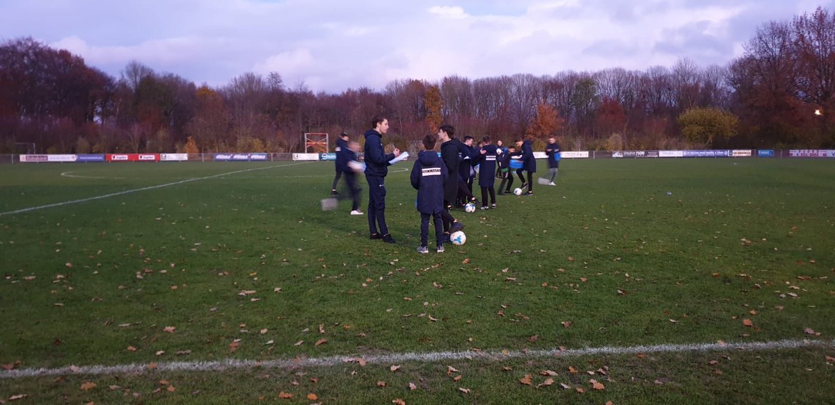 Drukbezochte 4 tegen 4 middag bij SV Houten, die oa door de stagiaires georganiseerd was #svhouten #jeugdvoetbal #stagiaires #sportenbewegen #viertegenvier #knvb