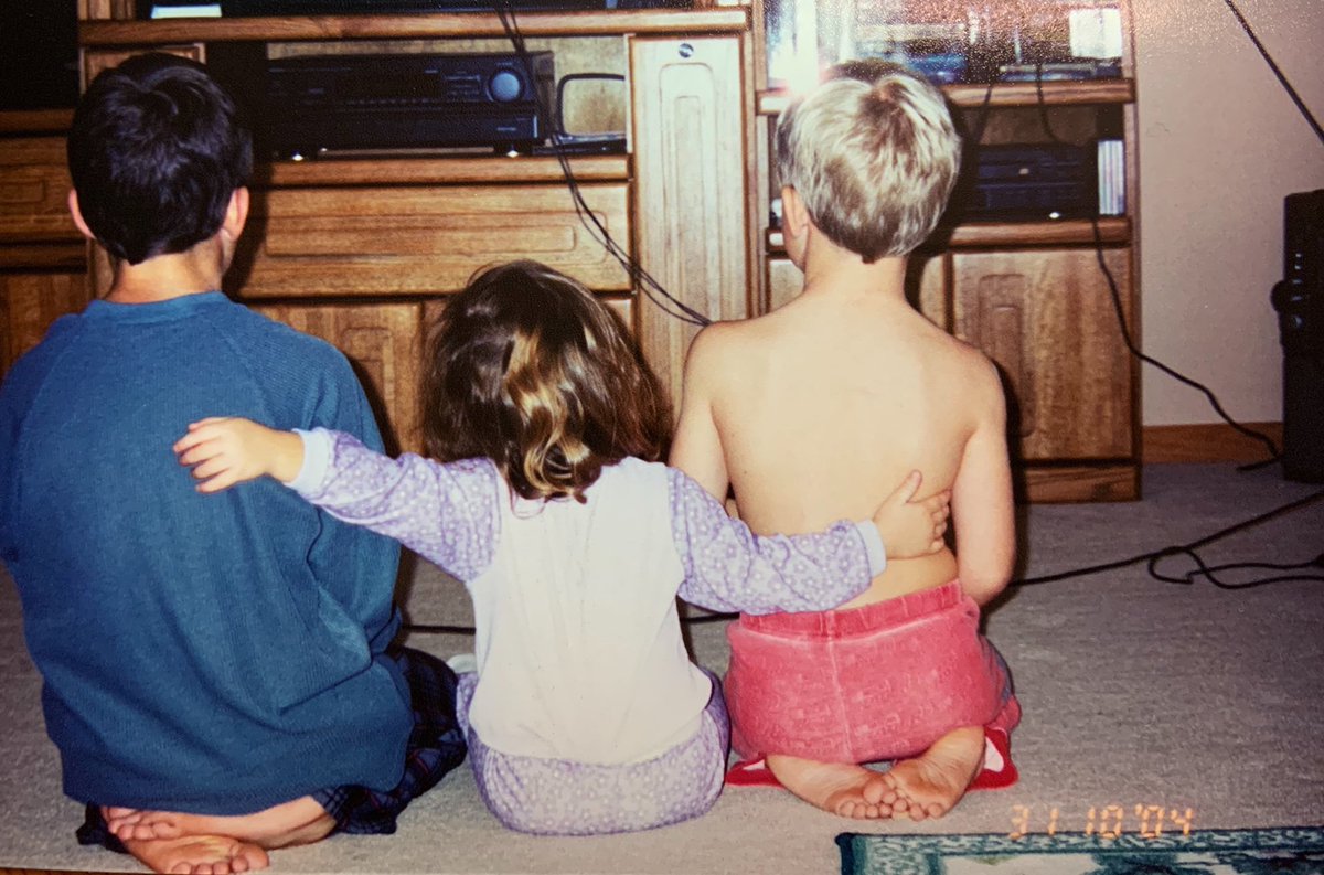 erin_densberger's tweet photo. My mom took 25 years worth of our family home videos to Sams club to be transferred to DVDs. We were told that they lost all of them. These videos have precious memories that my siblings and I wish to show our kids. We need to find these videos ASAP. PLEASE RT AND SHARE OUR STORY https://t.co/XsIlOTHFWT