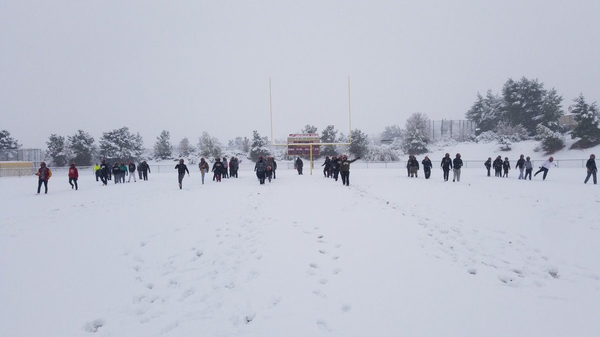 Dirtmade661's tweet image. Little snow never stopped a Thanksgiving practice!