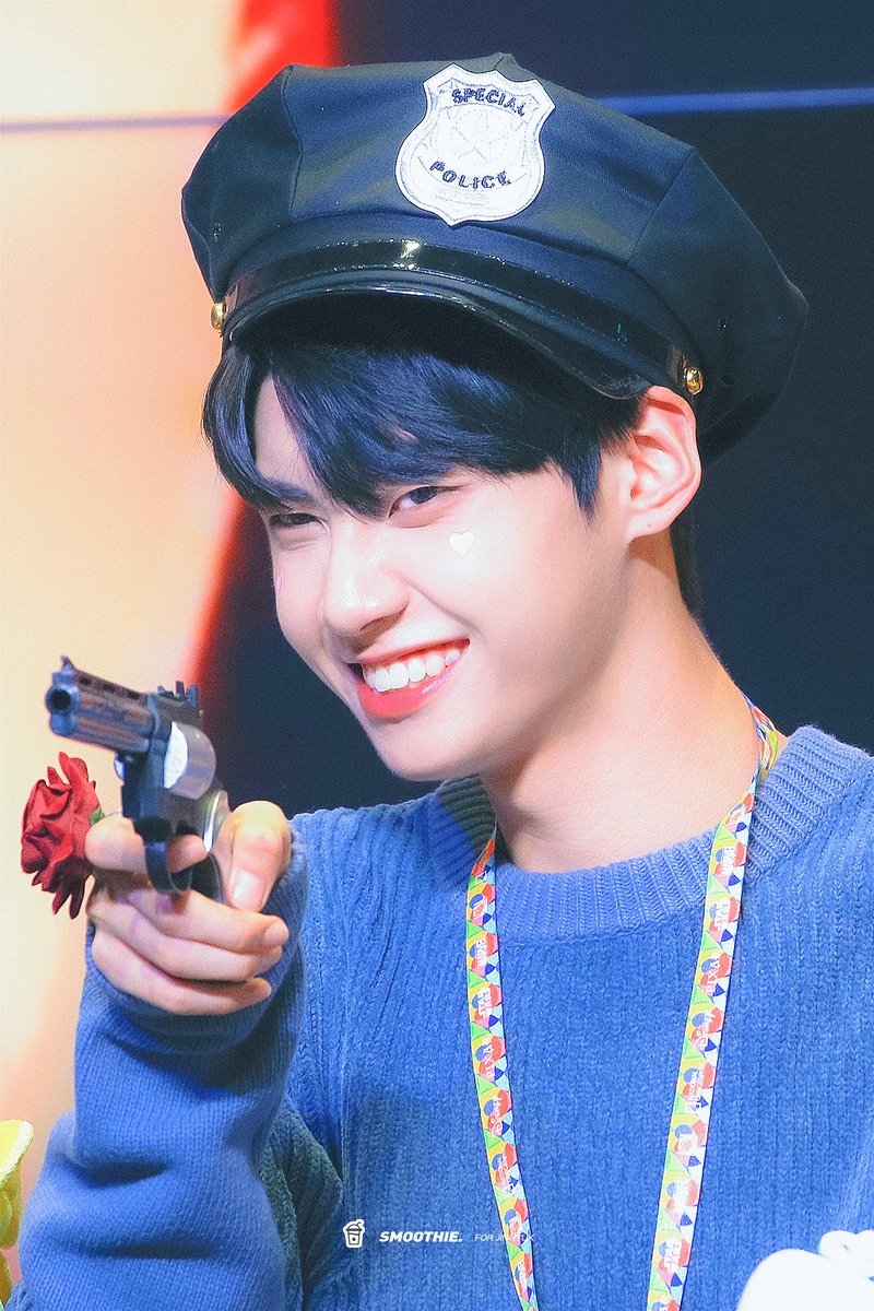 Smoothie_68's tweet photo. 191109 I Like That 팬싸인회

👮‍♂️

#이진혁 #LEEJINHYUK #SOL #I_Like_That #진혁 #세계를_스무디처럼_만드는_지녁이 https://t.co/BYnPRvk4YU