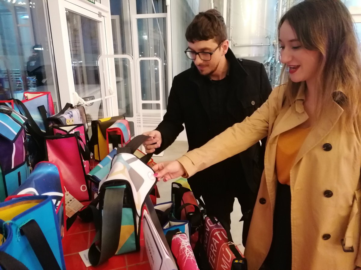 ArrabalAID's tweet photo. Alicia Cueto y Maria José Santos reciben a los primeros invitados a la presentación #HiloDoble en @CervezaVictoria que comprueban la calidad de la colección y disfrutan con los primeros sones del Taller Musical Nereida. https://t.co/vJ1OO213ad