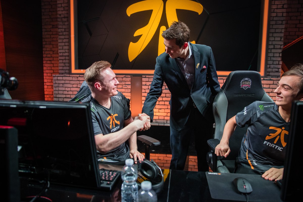 Still contracted to @PF_Helix but FA for 2020!
Open to all possibilities LEC/LCS/ERL etc.
Head, assistant or Jungle coach.

Since NiP I've coached over 1000 players individually, 20+ teams remotely and lead PFX in 2019.

Hungry &amp; passionate as ever.

DMs Open! 

RT = 😍🥰😘❤️