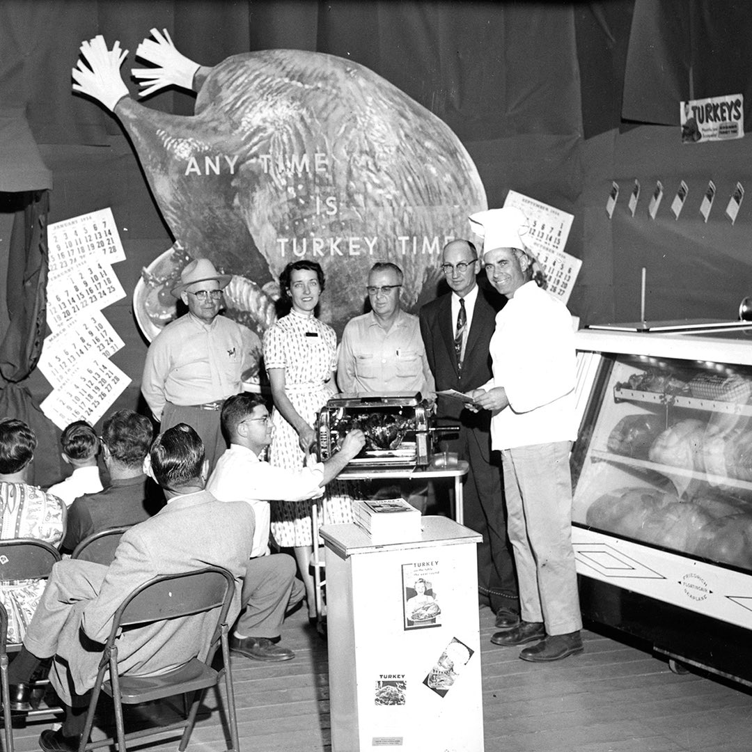 uolibraries's tweet photo. A Thanksgiving #tbt of all the festive foods you love! Images from #OregonDigital and story on Around The O, find it here,
https://t.co/h1YOK30OKB https://t.co/jrDVumMy5U