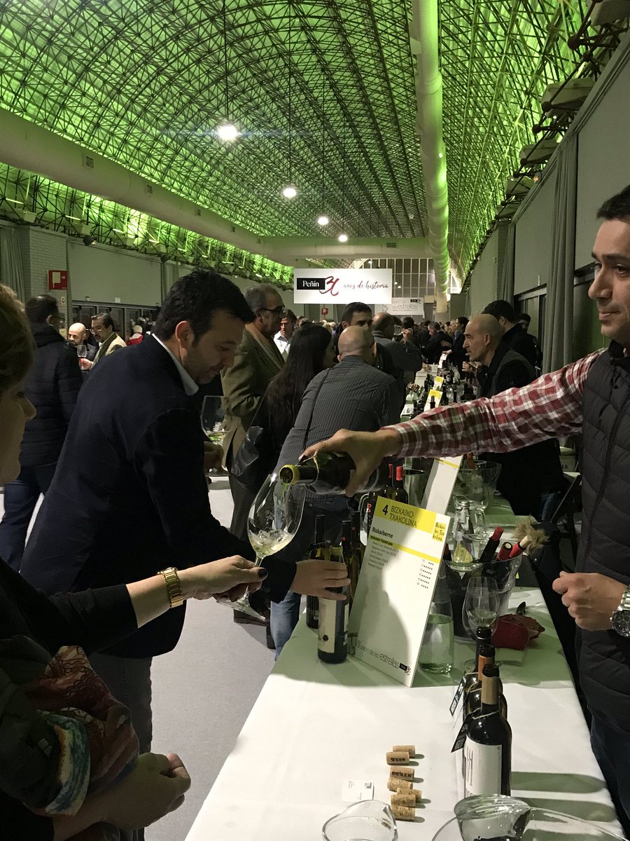 guiapenin's tweet photo. Todavía queda una hora para que termine el último evento del año. Así está ahora mismo el Salón de las Estrellas ⭐️ #estrellasgp #EventosGP https://t.co/nYRb5YMGTU