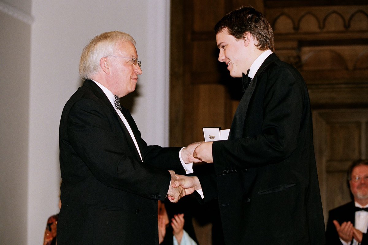 ROSLARTS's tweet image. Here is cellist John Myerscough receiving his #ROSLAMC Gold Medal in 2006, joining our amazing list of prizewinners. 
#ThrowbackThursday #ROSLAlumni bit.ly/2O5Fk8K