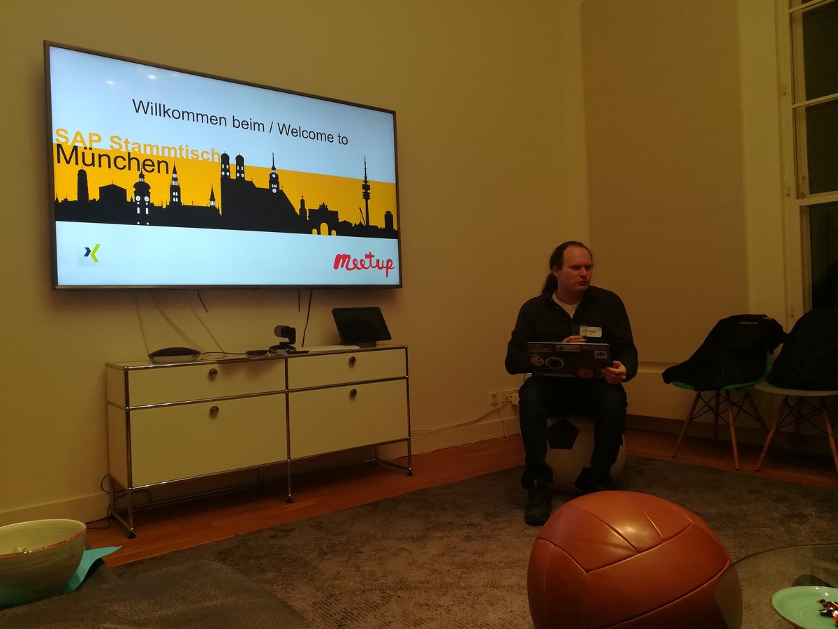 Was ist in dem Bier drinnen? @wolf_gregor  fordert beim #SAPStammtischMUC das Publikum auf <a href="/tobiashofmann/">Tobias Hofmann</a> auf Twitter zu folgen.