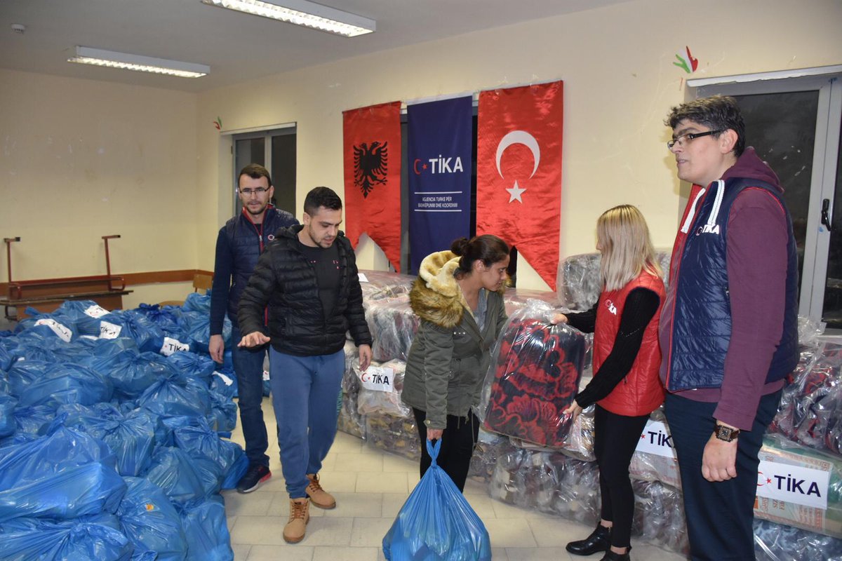 Tika_Turkiye's tweet image. #Arnavutluk'ta yaşanan deprem sonrası bölgedeki ihtiyaç sahiplerine ulaşmaya, yaraları sarmaya devam ediyoruz.

Tiran’da #Shijak bölgesine ilk defa yardım ulaştırılırken ihtiyaç sahibi #Romlar ile birlikte 250 aileye gıda paketi ile battaniye dağıtımı gerçekleştirildi.