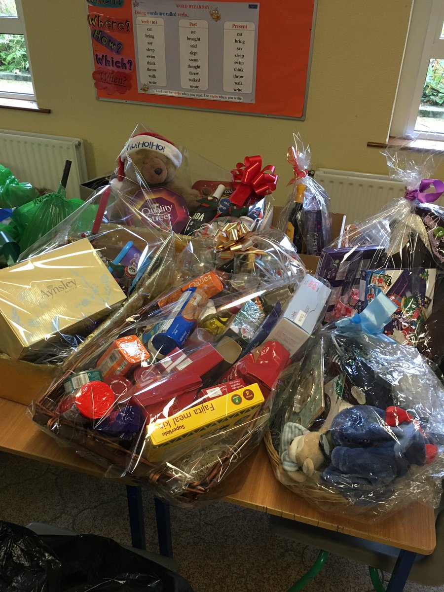 MaighdineMuire's tweet photo. Mol an páiste agus molann tú an mháthair. We are so lucky to have such wonderfully talented parents to put these beautiful hampers together. Sincere thanks to our PA, our sponsors &amp; all who have helped us prepare for our big night tomorrow night👏🏻#parents #commitment #gratitude https://t.co/Tw2muSwCZz