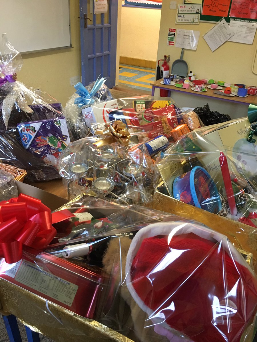 MaighdineMuire's tweet photo. Mol an páiste agus molann tú an mháthair. We are so lucky to have such wonderfully talented parents to put these beautiful hampers together. Sincere thanks to our PA, our sponsors &amp; all who have helped us prepare for our big night tomorrow night👏🏻#parents #commitment #gratitude https://t.co/Tw2muSwCZz
