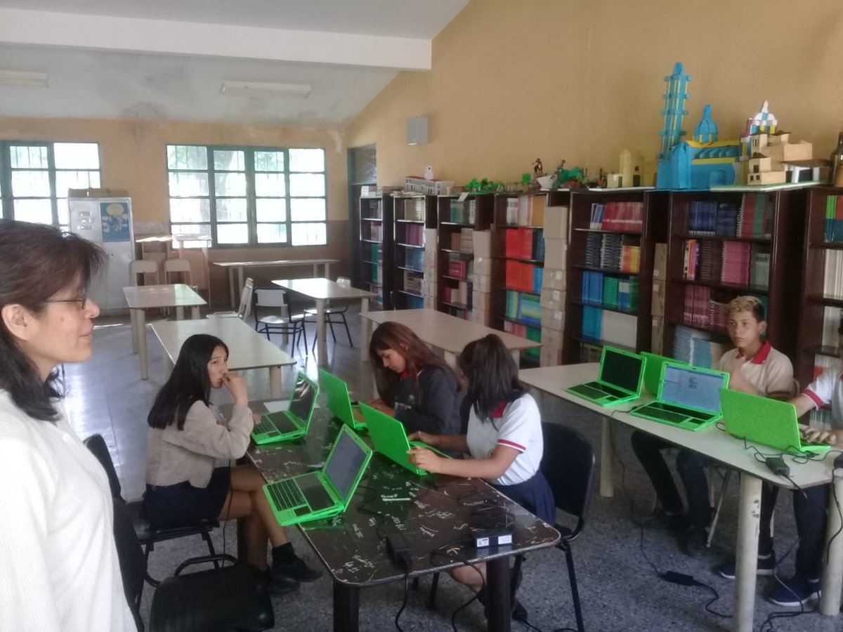 Esc 5145 T.T. Gracias a la directora Graciela que colaboró en el armado de las Pi Top junto a él RTI <a href="/RolyMarqz/">Roly Marqz</a>. Programación en Python, capacitadora @MaggieRuizV