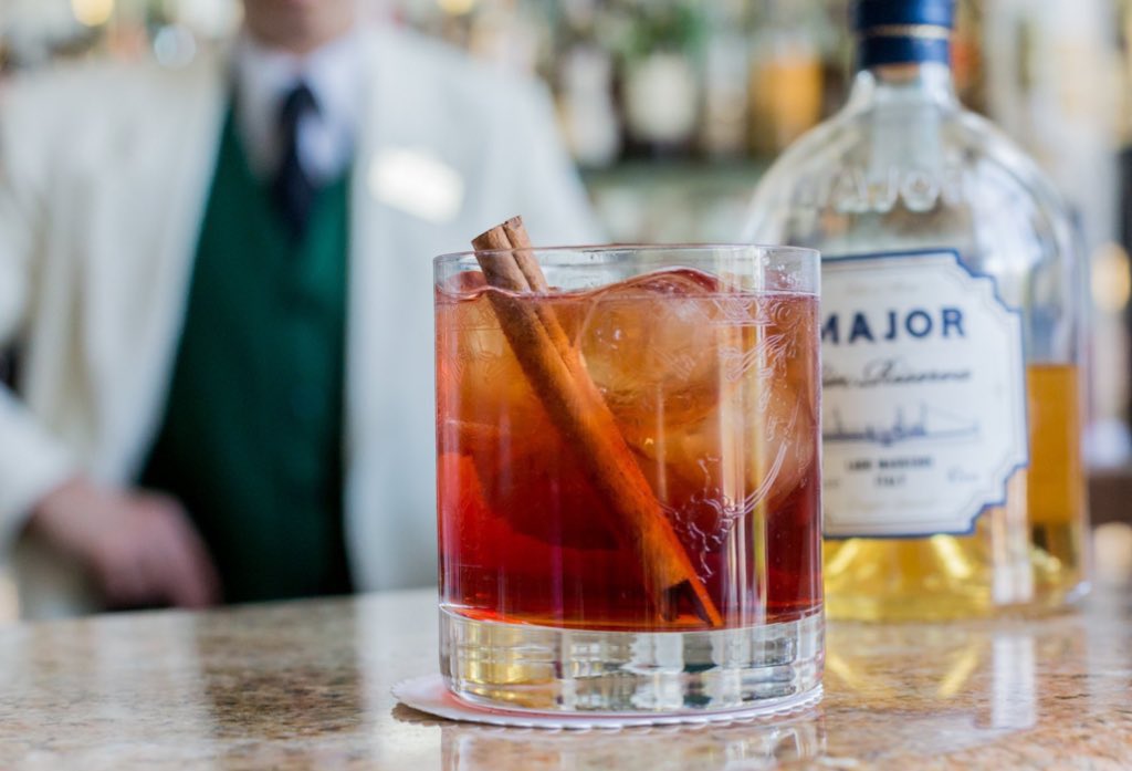 majorginIT's tweet photo. Negroni Brillante.
Con Major Gin Riserva, Bitter Campari, Olio di Rabarbaro Bordiga, Acqua Brillante Recoaro.
Brillante variazione sul tema Negroni. Più leggero, più fresco, più vellutato.
#MajorGin #Gin #Hotel #LagoMaggiore #Mixology #Bartender 🥃 https://t.co/0U3H929eUg
