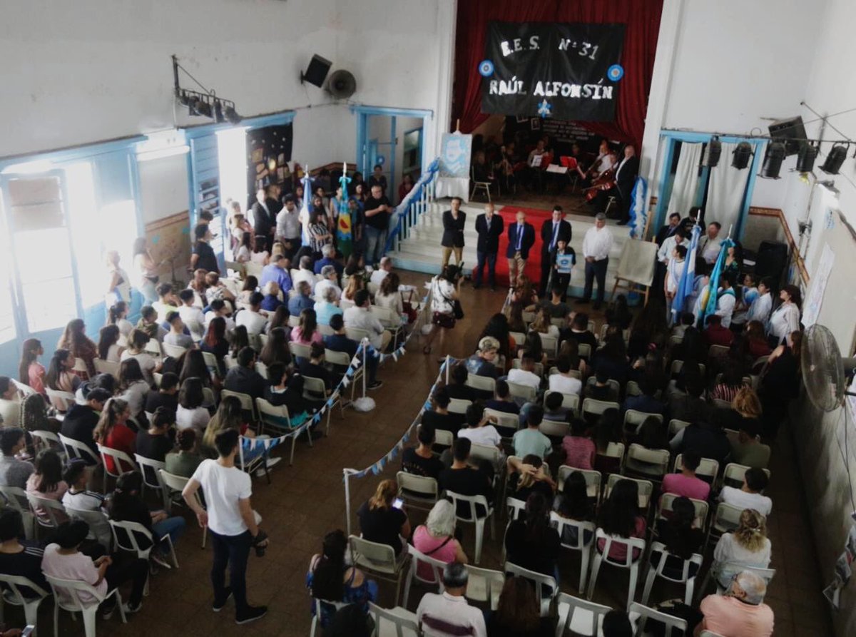 Muy contento de participar en el Acto de Imposición de la Secundaria 31 de Gerli Este con el nombre del padre de la democracia “Raúl Alfonsin” junto a <a href="/SalvadorPBA/">Daniel Salvador</a> <a href="/Nestorgrindetti/">Néstor Grindetti</a>, concejales, consejeros y autoridades escolares