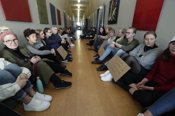 Til hamingju stúdentar, framkvæmdir við Gamla Garð eru loksins hafnar! 👷🏽‍♀️🔨
Áfram árangursrík, róttæk og öflug hagsmunabarátta! 💪🏼