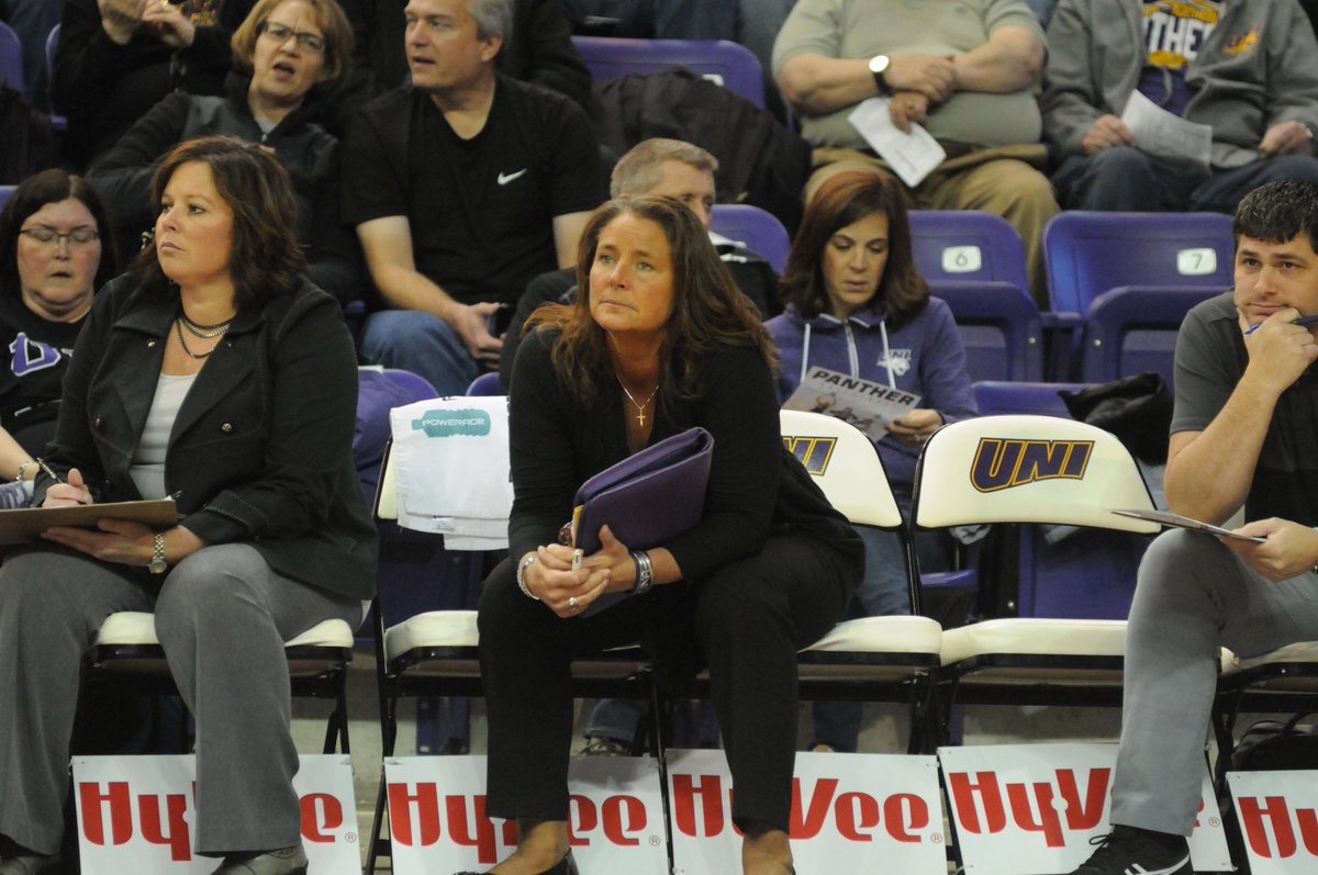 MVCsports's tweet photo. @BRADLEYvolley @UEAthletics_VB @MissouriStateVB @RamblersWVB @UNIVolleyball @SIU_Volleyball @DrakeVolleyball @RedbirdVB @VU_VB And finally... the 2019 #MVCvb Coach of the Year is Bobbi Petersen of @UNIVolleyball! https://t.co/7bTyX0fD8N