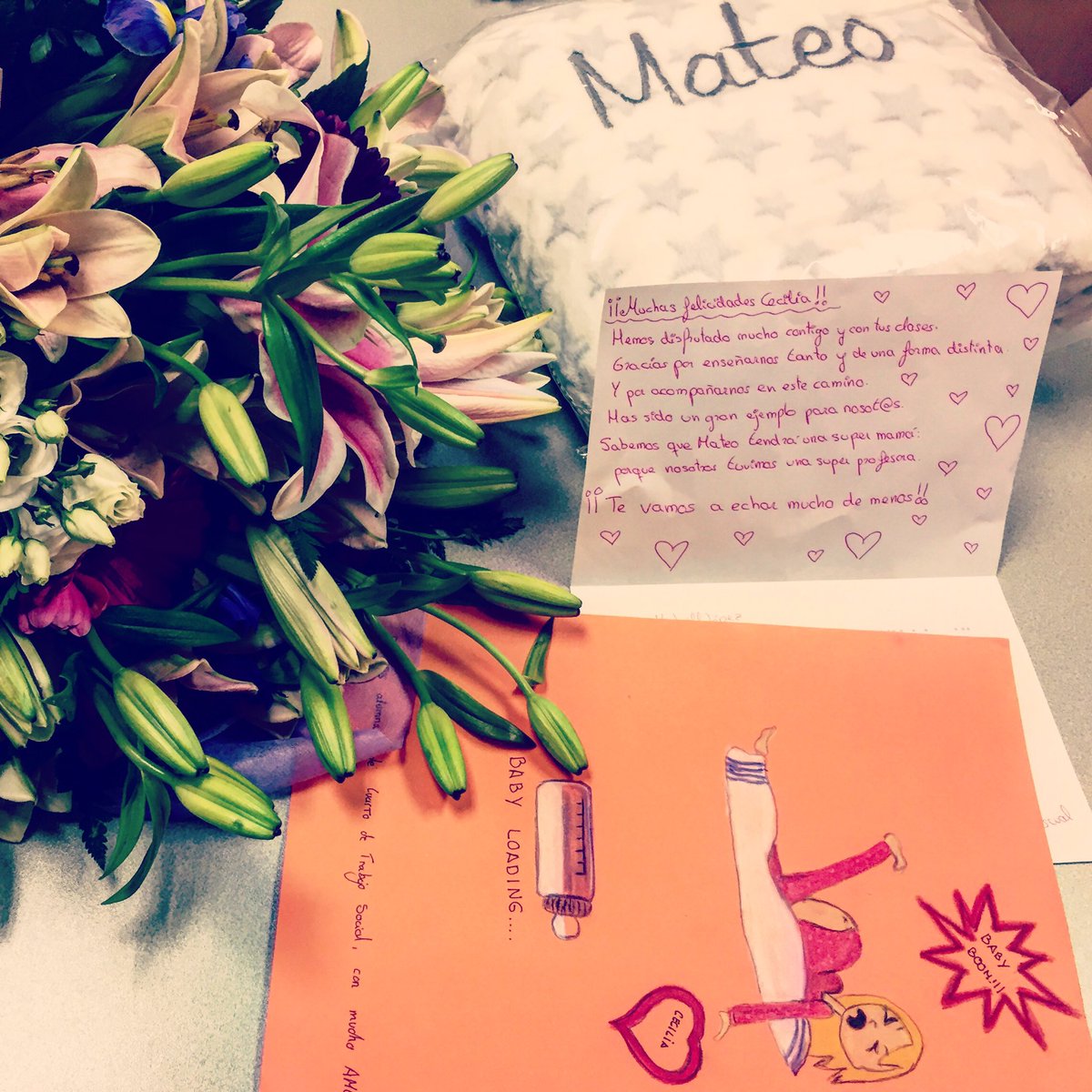 Cuando terminaba la tesis, ya lo dije: empecé en el mundo académico motivada por la investigación social y me “enganchó” la docencia. Momentos como hoy reafirman mi decisión. Emocionada después de estos detallazos que han tenido mis alumnos/as de #trabajosocial <a href="/unirioja/">Universidad de La Rioja</a>