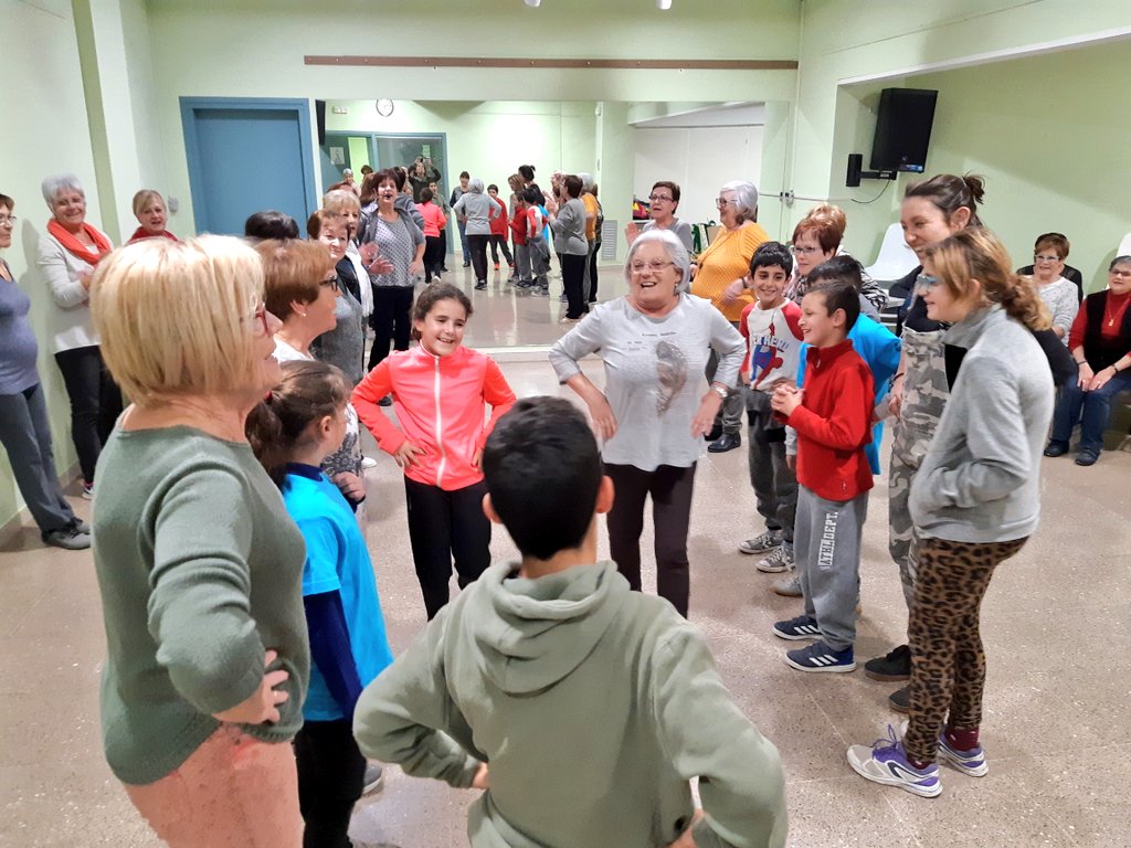 Mancoplana's tweet photo. Tarda de jocs d'abans entre els #infants del Centre Obert #LaQuitxalla i la #gentgranactiva de la Llar del Jubilat de @AjBalenya. Revivint la infància de les dones i compartint-la! #intergeneracional #vincles #joc #passatipresent https://t.co/oWqcM0OCnR