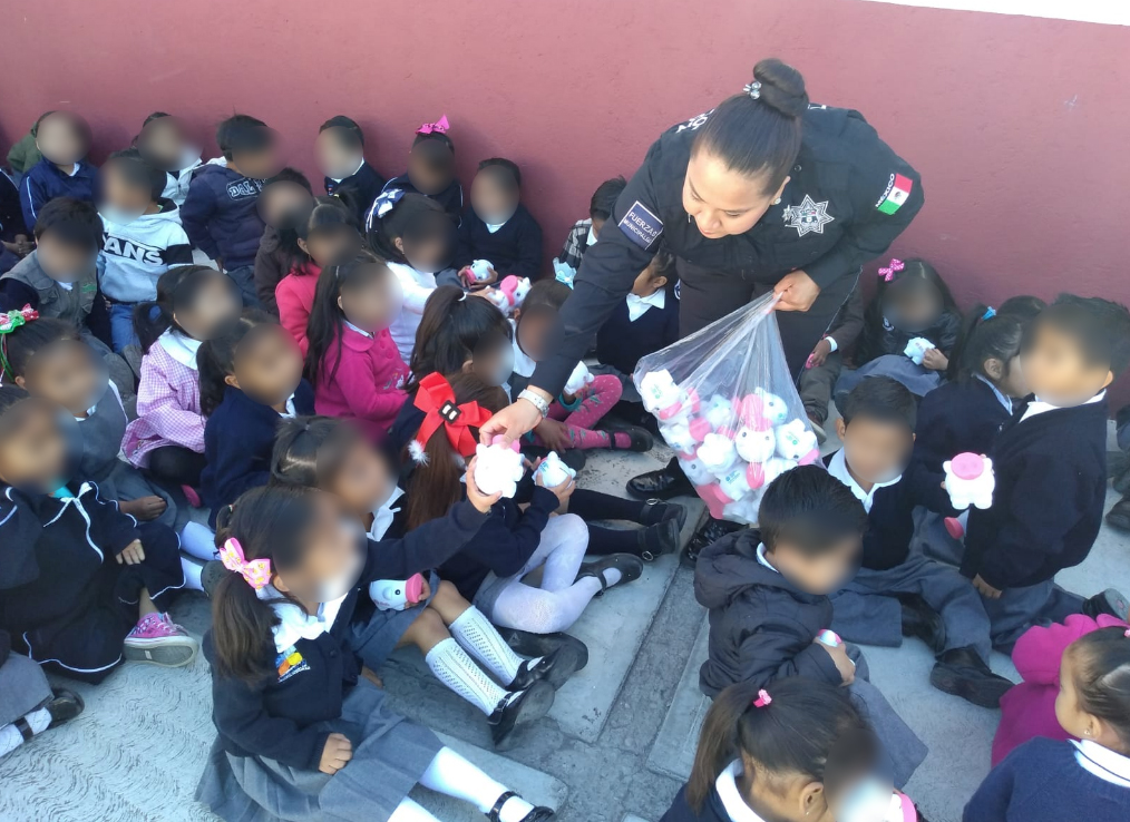 SSPPCSnAndresCH's tweet photo. A través de nuestro teatro guiñol impartimos el taller “Acoso Escolar” en el preescolar Juan Rulfo, con el objetivo de fomentar la sana convivencia y el respeto entre compañeros #ValoresQueProtegen #ValoresQueHacenGobierno https://t.co/ODmGMwxg0m