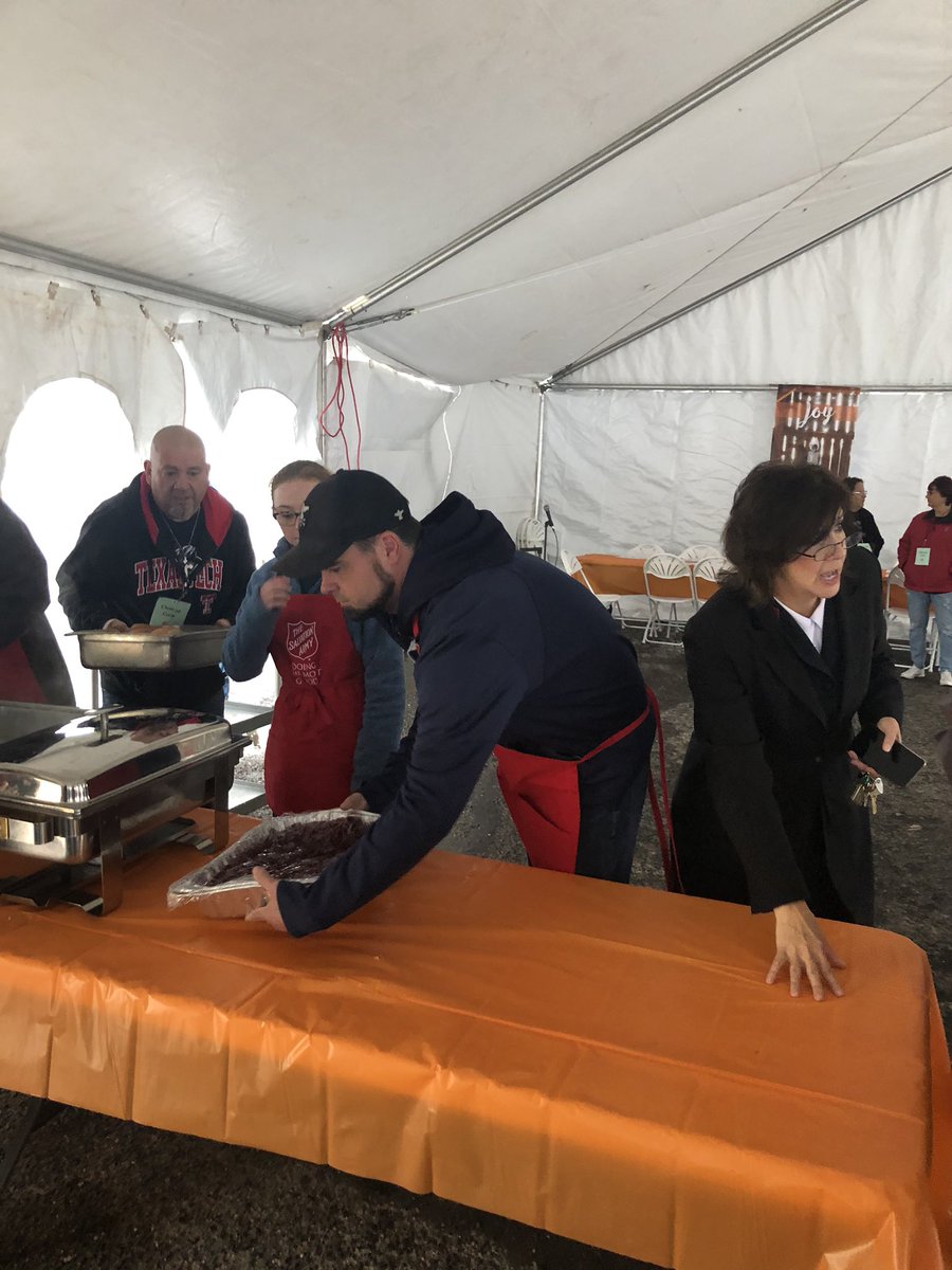 ntx82ndsquad's tweet photo. AT&amp;T giving back every chance we get! #tistheseasonforgiving #happythankagiving @marienidpenalbe @LBKCallCenter @maria_hornage https://t.co/YvOtrpZ0bi