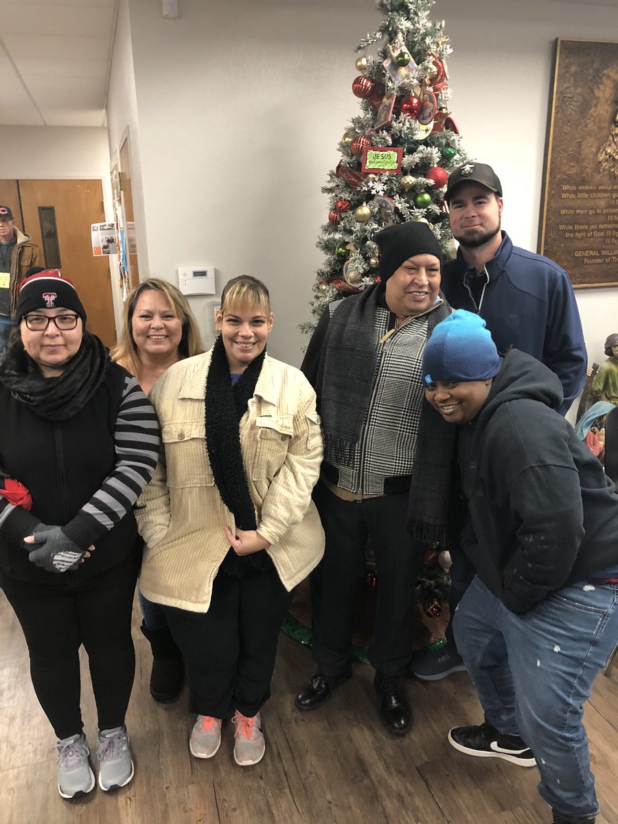 ntx82ndsquad's tweet photo. AT&amp;T giving back every chance we get! #tistheseasonforgiving #happythankagiving @marienidpenalbe @LBKCallCenter @maria_hornage https://t.co/YvOtrpZ0bi
