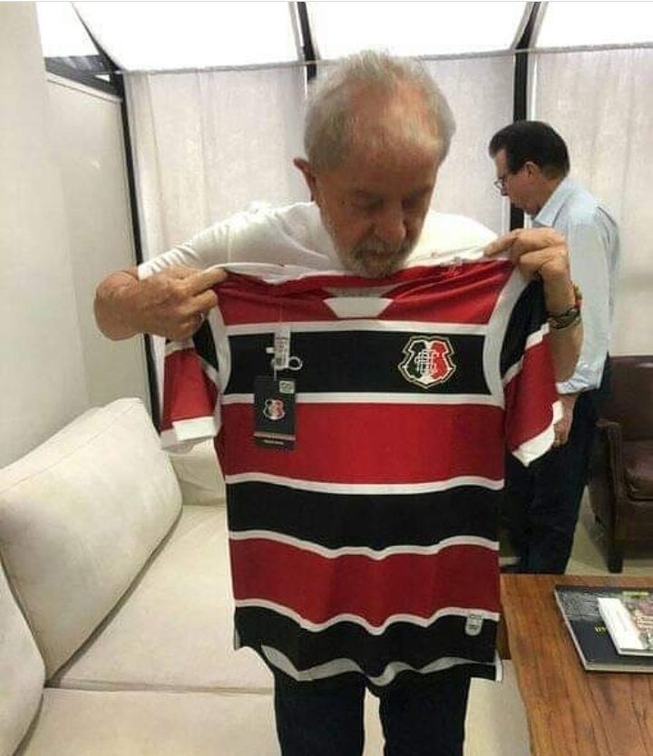 almiralves35's tweet photo. Novo treinador do Santa Cruz. O foco será as roubadas de bola e enganar os adversários!!! 😂😂😂👇👇👇
#LulaBiCondenado https://t.co/1GubRPidFv