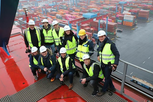 ⁠...⁠
Anzeige- Gruppenfoto in luftiger Höhe⁠
...⁠
Zum Abschluss unserer Serie vom InstaWalk auf dem @containerhafenhamburg, hier ein Gruppenfoto aller Beteiligten. Entstanden ist es in luftiger Höhe auf einer der vielen Containerbrücken am CTA. Wir hoffen unsere Serie ha…