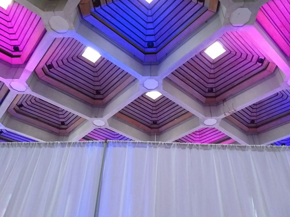 VIP banquet with our Pipe and Drape package also complimented by our LED wireless uplighters. St Anthony's college, Oxford. 👨‍🎓👨‍🎓