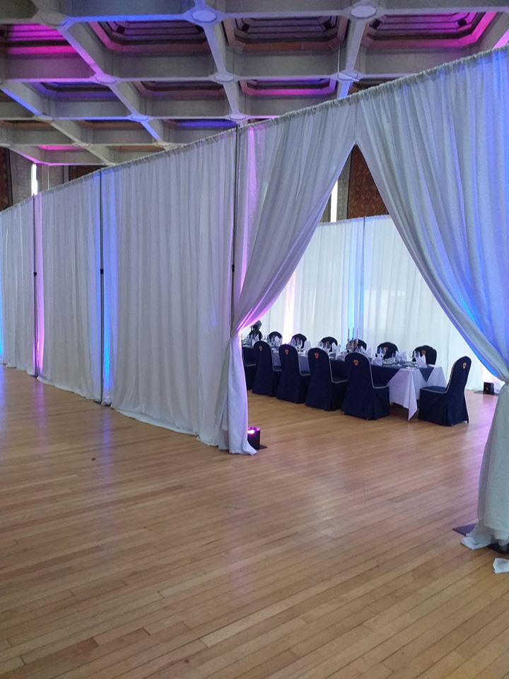 Core_Event_Hire's tweet photo. VIP banquet with our Pipe and Drape package also complimented by our LED wireless uplighters. St Anthony's college, Oxford. 👨‍🎓👨‍🎓 https://t.co/DtzmEQBaCs
