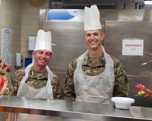 Spent a small bit of time today serving ⁦@CJTFOIR⁩, ⁦@usarmycentral⁩, & ⁦@USAFCENT⁩ Servicemembers in Kuwait w/ my Command Chief! Kudos to whoever ordered the hats.... #notachef #HappyThanksgiving