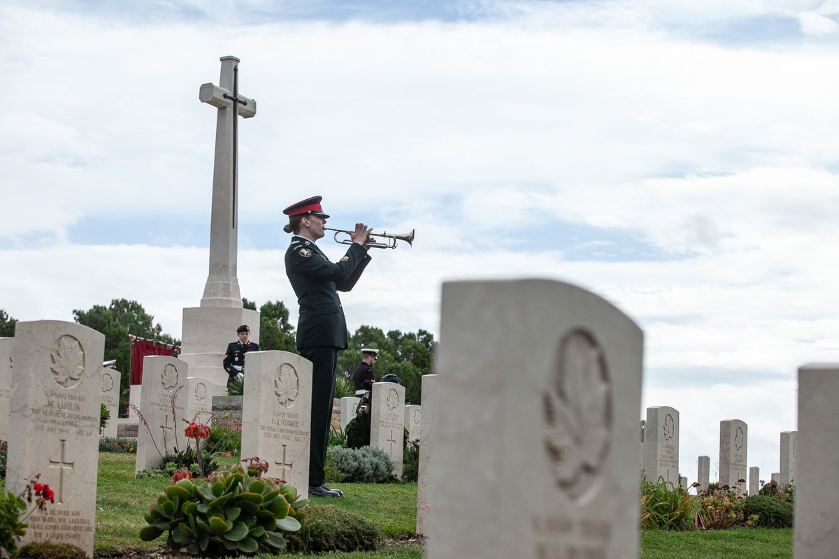 July 1943: 160,000 Allied troops, including 93,000 Canadians, invaded Sicily ahead of the assault on mainland Italy. The 484 Canadians who died during the conflict were honoured today in a ceremony at the Agira War Cemetery where they are buried.  #CanadaRemembers #Italy75