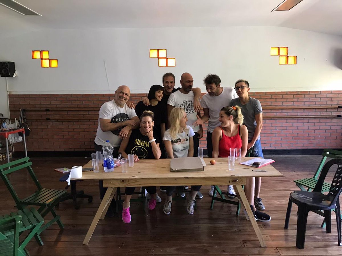 JPrandiOficial's tweet photo. No se vuelven locos con este grupo? 🤪 Atrapados en el museo 🏛👊🏻 @MicaViciconte @macarinaldi @pedroalfonsoo @fredy_pv @bichogomezOK @ftorrente #rodrinoya y muá 😂🙌🏻 Estreno 25/12 Teatro del Lago. #carlospaz2020 https://t.co/qYtVBlOcLG