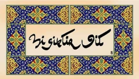 arapça çok güzel bir dil lan..
bi kere her yerde sana bağıra çağıra konuşma imkanı veriyor camış gibi böğürerek konuşabiliyorsun.
sonra mülteci olduğun ülkede sırf Kuran dili diye 1. sınıf insan muamalesi görüyorsun...
seviyorum seni arapça..