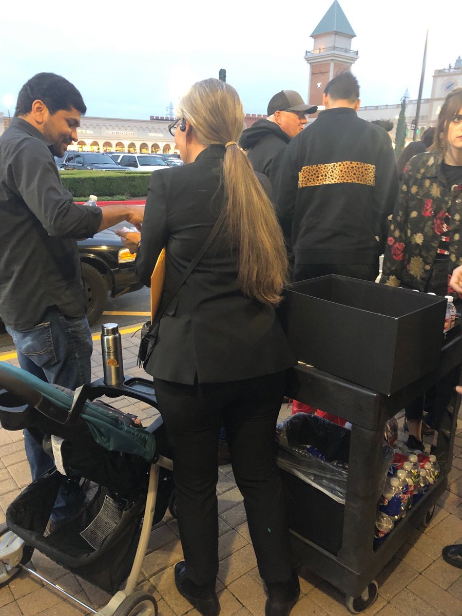 LeTheDarkKnight's tweet photo. @MichaelKors : check out @gucci handing out water and snacks to people standing in Gucci line.. right in front of all the crowd standing in MK line. This is real customer service by @gucci https://t.co/0ywzk4QwH7