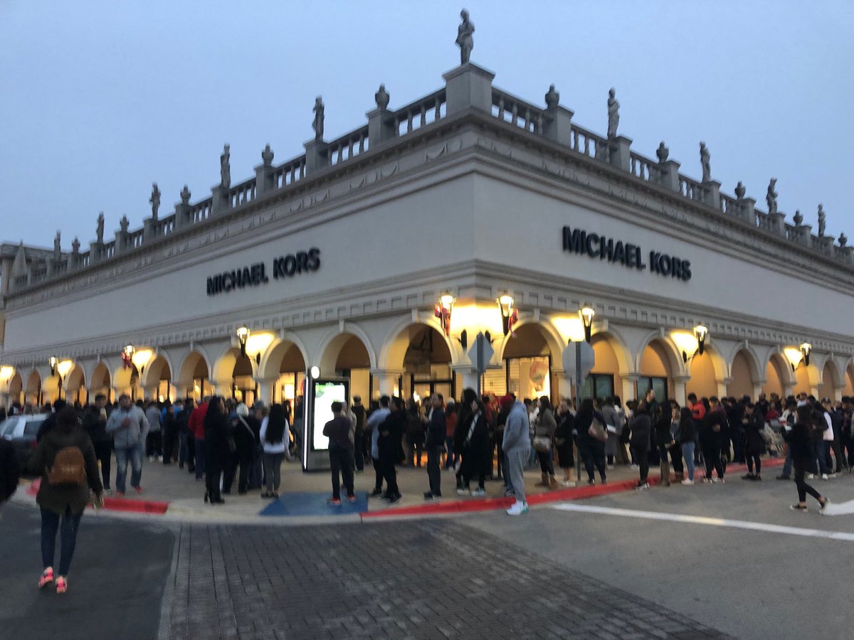 LeTheDarkKnight's tweet photo. @MichaelKors : check out @gucci handing out water and snacks to people standing in Gucci line.. right in front of all the crowd standing in MK line. This is real customer service by @gucci https://t.co/0ywzk4QwH7